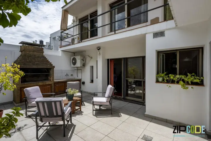 Casa de 9 dormitorios en Villa del Parque, foto 1