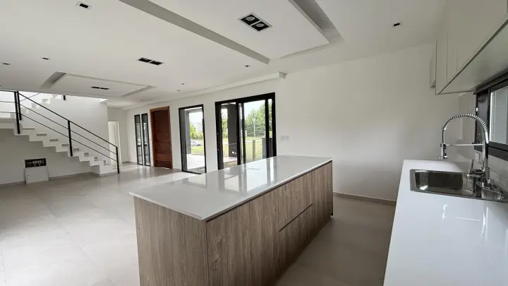 Casa de 4 dormitorios en El Aljibe, Pilar, foto 1