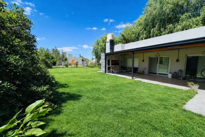 Casa de 3 dormitorios en Villa Parque Sicardi, foto 1