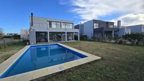 Casa de 5 dormitorios en Puertos del Lago, Escobar