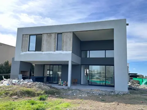 Casa de 4 dormitorios en Escobar, barrio cerrado