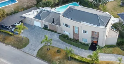 Casa de 6 dormitorios en Escobar, barrio cerrado