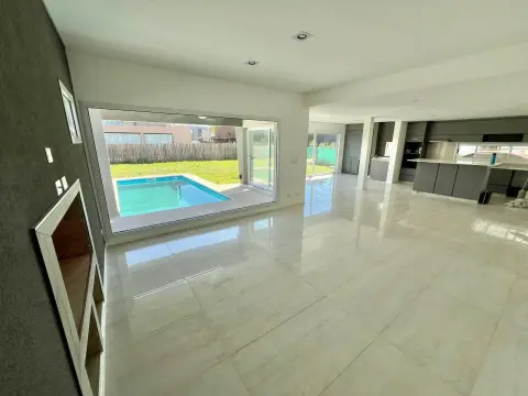 Casa de 4 dormitorios en Lagoon Pilar, Pilar