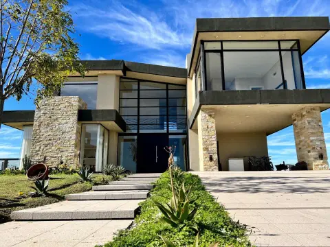 Casa de 5 dormitorios en Puertos del Lago, Escobar