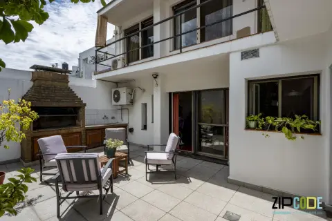 Casa de 9 dormitorios en Villa del Parque