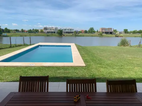 Casa de 3 dormitorios en Escobar, barrio cerrado