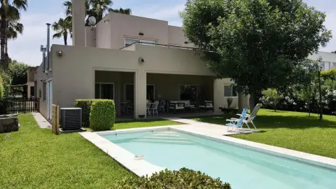 Casa de 5 dormitorios en Pilar, barrio cerrado