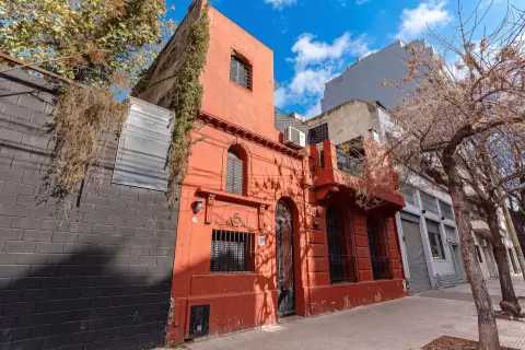 Casa de 5 dormitorios en La Paternal